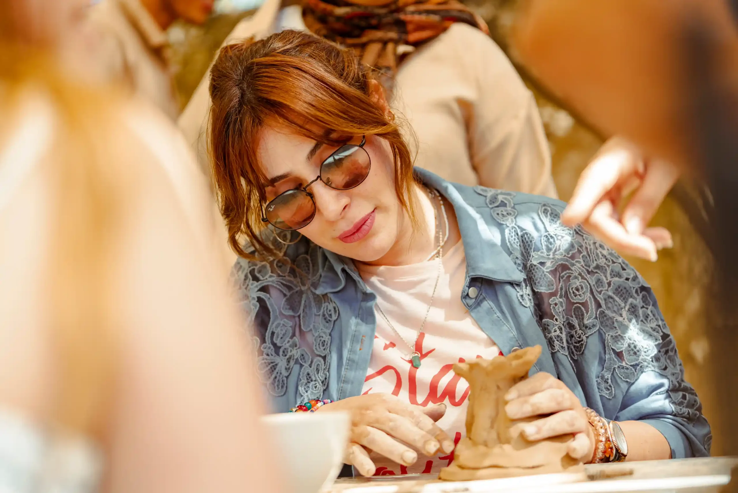 Participant à un atelier d'argile au Domaine Tarenti en tunisie par atelier evenementiel tunisie