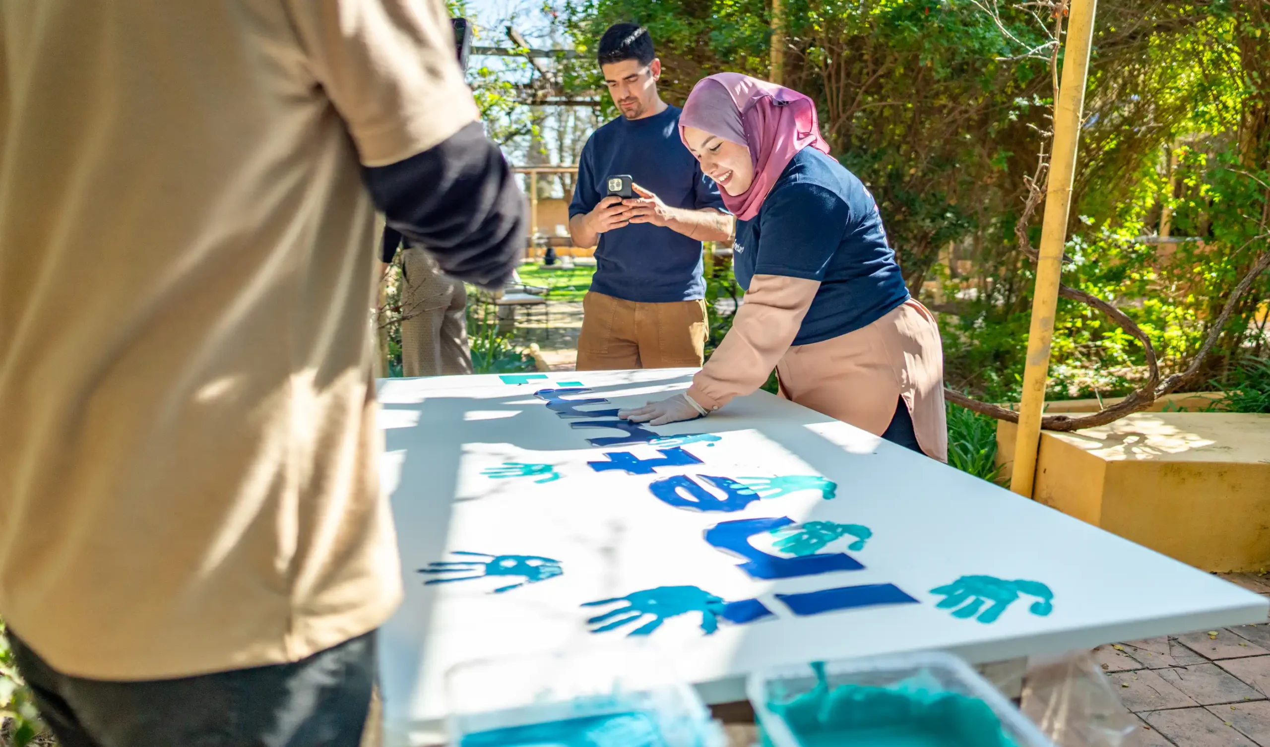 Femme participant a un atelier de peinture avec les mains au domaine tarenti en tunisie