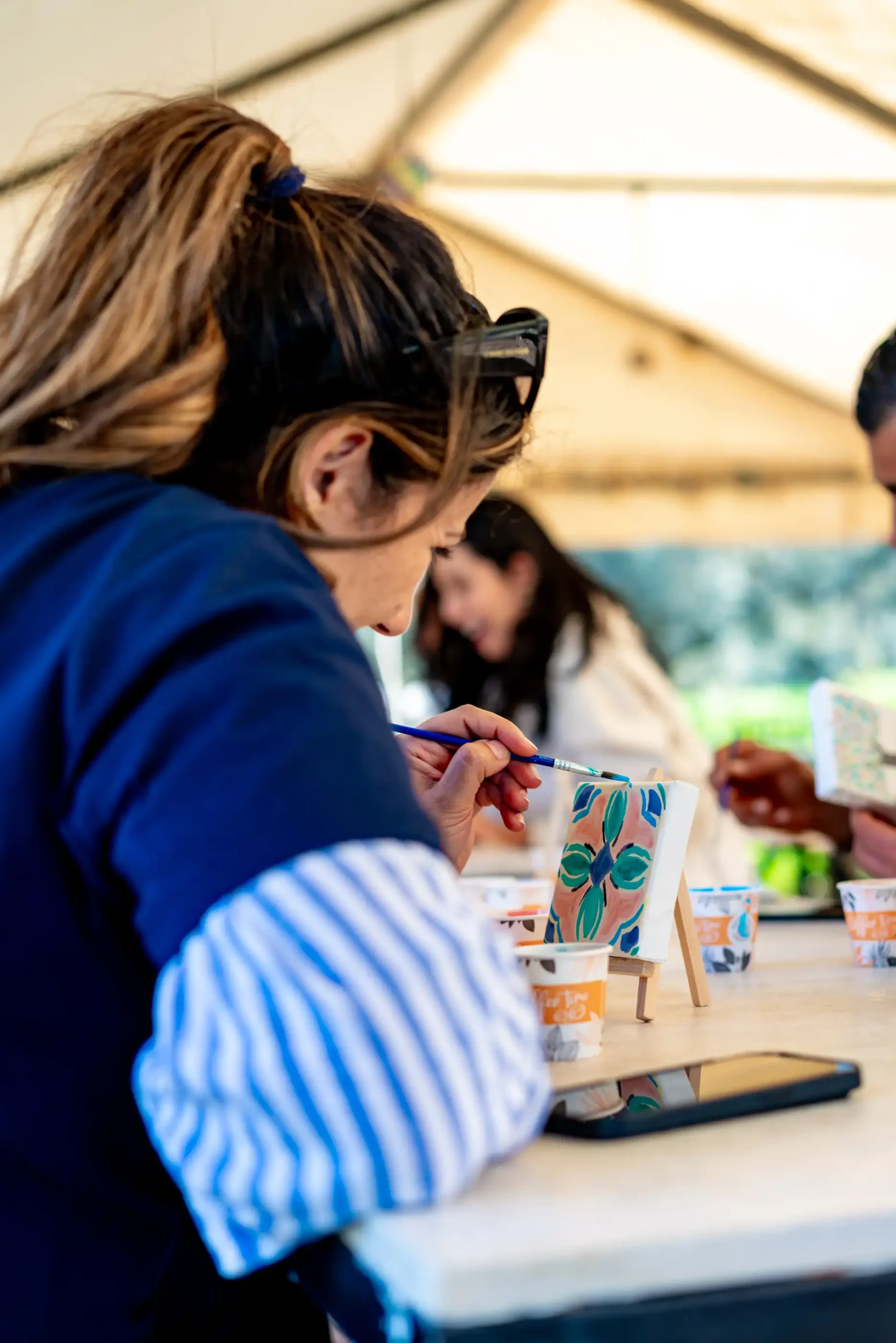 Participante a un team building peint sur un mini canva au domaine tarenti en tunisie